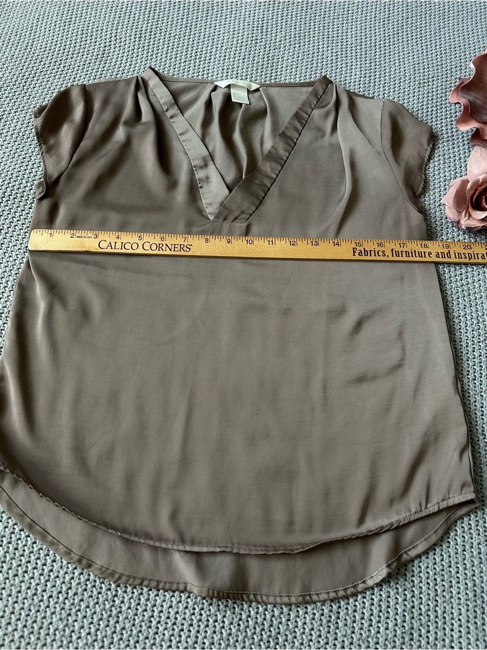 H&M Taupe Cap-Sleeve V-Neck Blouse small 3/$20 - Picture 5 of 6